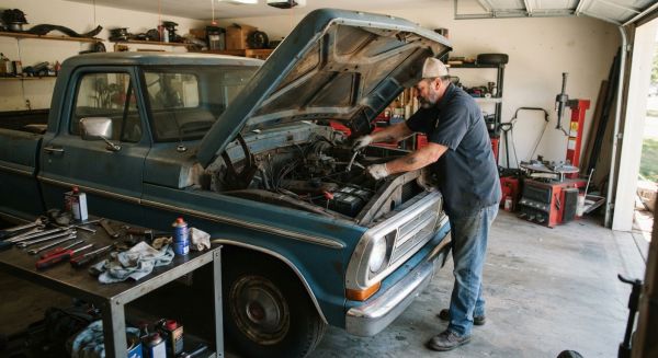 Astuces économiques pour maintenir un vieux camion en forme